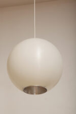 Jednopunktowa mlecznobiała duża (40 cm) lampa sufitowa z tworzywa w kształcie kuli z aluminiowym srebrnym odbłyśnikiem na dole, Philips, Holandia, lata 90. - obrazek 20