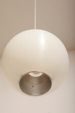 Jednopunktowa mlecznobiała lampa sufitowa z tworzywa w kształcie kuli z aluminiowym srebrnym odbłyśnikiem na dole, Philips, Holandia, lata 90. - obrazek 21