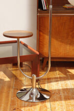 Jednopunktowa chromowana lampa podłogowa z ruchomym ramieniem z regulacją wysokości, fornirowanym w orzechu okrągłym blatem i szklanym kloszem w kształcie kuli, Art Deco/Bauhaus, projekt Robert Slezák z lat 30. XX wieku - obrazek 20