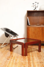 Kwadratowy niski stolik kawowy/pomocnik/stolik boczny na drewnianej konstrukcji o lekkim wiśniowym zabarwieniu ze szklanym dymionym w ciepłym odcieniu grubym blatem, projekt Afra i Tobia Scarpa dla Cassina, Włochy, lata 60. - obrazek 22