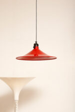 Czerwona metalowa jednopunktowa skandynawska lampa wisząca/sufitowa z czarnym uchwytem nad kloszem i czarną podsufitką, firma Decembre, Finlandia, lata 90. - obrazek 21