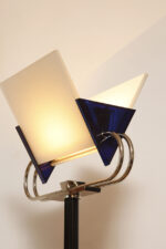 Jednopunktowa lampa połogowa "Triana" z kloszem złożonym z czterech szklanych płytek i z granatowymi półprzepuszczalnymi trójkątnymi uchwytami z tworzywa osadzonym na długim metalowym czarnym ramieniu, Postmodernizm i styl Memphis, projekt Perry King & Santiago Miranda dla Arteluce, Włochy, lata 80. - obrazek 20
