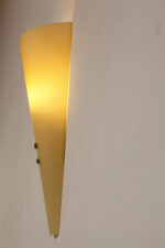Duża (42 cm)smukła lampa ścienna/kinkiet ze szklanym dwuwarstwowym  jasnożółtym matowym kloszem osadzonym na metalowej oprawie, Steinhauer, Holandia, po 2000 roku - obrazek 3