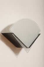 Jednopunktowa lampa ścienna/kinkiet ze szklanym płaskim mlecznobiałym kloszem w kształcie wachlarza osadzonym na metalowej czarnej podstawie, styl Memphis, Włochy, lata 80. - obrazek 3