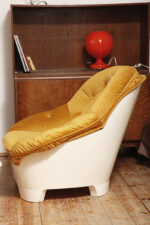Szeroki fotel z podnóżkiem w stylu Space Age/Mid Century Modern w żółtym welurowym obiciu na białych lekkich cokołach z włókna szklanego, Włochy, lata 60. - obrazek 3