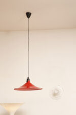 Czerwona metalowa jednopunktowa skandynawska lampa wisząca/sufitowa z czarnym uchwytem nad kloszem i czarną podsufitką, firma Decembre, Finlandia, lata 90. - obrazek 3