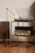 Srebrna minimalistyczna jednopunktowa metalowa lampa podłogowa z ruchomym ramieniem i szklanym mlecznobiałym kloszem w kształcie stożka, Pola Amstelveen, Holandia, lata 80. - obrazek 3