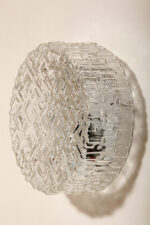 Szklany jednopunktowy okrągły przezroczysto lodowy kinkiet/lampa ścienna "Matrix" z geometrycznym i minimalistycznym wzorem osadzony na metalowej białej obejmie, Niemcy, lata 70. - obrazek 2