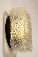 Szklany masywny fakturowy przeźroczysto lodowy kwadratowy jednopunktowy kinkiet/lampa ścienna z czarnym uchwytem z tworzywa, RZB (Rudolf Zimmermann Bamberg) Leuchten, Niemcy, lata 70. - obrazek 2