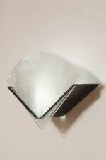 Jednopunktowa lampa ścienna/kinkiet ze szklanym płaskim mlecznobiałym kloszem w kształcie wachlarza osadzonym na metalowej czarnej podstawie, styl Memphis, Włochy, lata 80. - obrazek 2