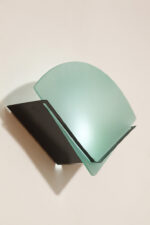 Jednopunktowa lampa ścienna/kinkiet z płaskim zielonym szklanym kloszem w kształcie wachlarza osadzonym na metalowej czarnej podstawie, styl Memphis, Włochy, lata 80. - obrazek 2