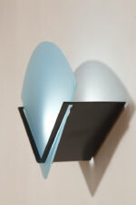 Jednopunktowa lampa ścienna/kinkiet z płaskim niebieskim szklanym kloszem w kształcie wachlarza osadzonym na metalowej czarnej podstawie, styl Memphis, Włochy, lata 80. - obrazek 2