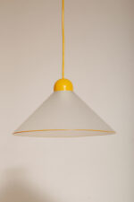 Szklana jednopunktowa lampa sufitowa z mlecznobiałym matowym częściowo reliefowym klosze w kształcie stożka z żółtymi dodatkami i podsufitką, Włochy, lata 80/90. - obrazek 2
