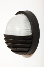 Dwupunktowa okrągła outdoorowa lampa ścienna/kinkiet ze szklanym reliefowym mlecznobiałym kloszem w czarnej w połowie ażurowej oprawie z tworzywa, firma Prisma, Włochy, lata 80/90. - obrazek 2