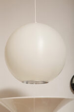 Jednopunktowa mlecznobiała duża (40 cm) lampa sufitowa z tworzywa w kształcie kuli z aluminiowym srebrnym odbłyśnikiem na dole, Philips, Holandia, lata 90. - obrazek 2
