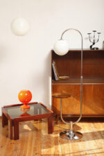 Jednopunktowa chromowana lampa podłogowa z ruchomym ramieniem z regulacją wysokości, fornirowanym w orzechu okrągłym blatem i szklanym kloszem w kształcie kuli, Art Deco/Bauhaus, projekt Robert Slezák z lat 30. XX wieku - obrazek 2