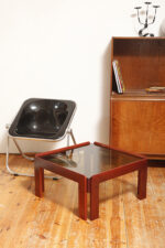 Kwadratowy niski stolik kawowy/pomocnik/stolik boczny na drewnianej konstrukcji o lekkim wiśniowym zabarwieniu ze szklanym dymionym w ciepłym odcieniu grubym blatem, projekt Afra i Tobia Scarpa dla Cassina, Włochy, lata 60. - obrazek 2