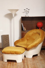 Szeroki fotel z podnóżkiem w stylu Space Age/Mid Century Modern w żółtym welurowym obiciu na białych lekkich cokołach z włókna szklanego, Włochy, lata 60. - obrazek 2