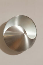 Srebrny lekki jednopunktowy kinkiet/lampa ścienna ze szczotkowanego aluminium "Yin-Yang" TYP C1636, projekt Hermiana Sneydersa de Vogel dla Raak Amsterdam, Holandia, lata 70. - obrazek 2