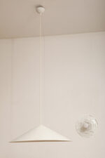 Bardzo duża (64,5 cm) biała minimalistyczna metalowa skandynawska jednopunktowa lampa wisząca, projekt Claus Bonderup i Torsten Thorup dla firmy Focus, Dania, lata 70/80. - obrazek 2