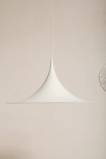 Duża (47 cm) biała metalowa jednopunktowa skandynawska lampa sufitowa/wisząca typu "Kapelusz Wiedźmy", Fog & Mørup, Dania, lata 70. - obrazek 2