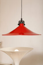 Czerwona metalowa jednopunktowa skandynawska lampa wisząca/sufitowa z czarnym uchwytem nad kloszem i czarną podsufitką, firma Decembre, Finlandia, lata 90. - obrazek 2