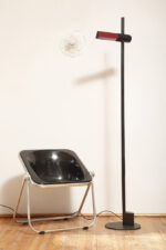 Smukła metalowa postmodernistyczna czarna lampa podłogowa Collona (Caltha) z regulowaną wysokością burgundowej głowicy, Gianfranco Frattini dla firmy Luci, Włochy, projekt z 1981 roku - obrazek 2