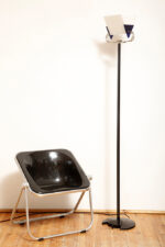 Jednopunktowa lampa połogowa "Triana" z kloszem złożonym z czterech szklanych płytek i z granatowymi półprzepuszczalnymi trójkątnymi uchwytami z tworzywa osadzonym na długim metalowym czarnym ramieniu, Postmodernizm i styl Memphis, projekt Perry King & Santiago Miranda dla Arteluce, Włochy, lata 80. - obrazek 2