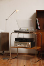 Srebrna minimalistyczna jednopunktowa metalowa lampa podłogowa z ruchomym ramieniem i szklanym mlecznobiałym kloszem w kształcie stożka, Pola Amstelveen, Holandia, lata 80. - obrazek 2