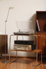 Srebrna minimalistyczna jednopunktowa metalowa lampa podłogowa z ruchomym ramieniem i szklanym mlecznobiałym kloszem w kształcie stożka, Pola Amstelveen, Holandia, lata 80. - obrazek 25