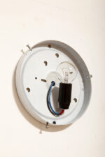 Szklany jednopunktowy okrągły przezroczysto lodowy kinkiet/lampa ścienna "Matrix" z geometrycznym i minimalistycznym wzorem osadzony na metalowej białej obejmie, Niemcy, lata 70. - obrazek 22