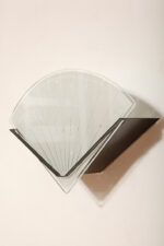 Jednopunktowa lampa ścienna/kinkiet ze szklanym płaskim mlecznobiałym kloszem w kształcie wachlarza osadzonym na metalowej czarnej podstawie, styl Memphis, Włochy, lata 80. - obrazek 22