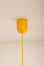 Szklana jednopunktowa lampa sufitowa z mlecznobiałym matowym częściowo reliefowym klosze w kształcie stożka z żółtymi dodatkami i podsufitką, Włochy, lata 80/90. - obrazek 25