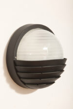 Dwupunktowa okrągła outdoorowa lampa ścienna/kinkiet ze szklanym reliefowym mlecznobiałym kloszem w czarnej w połowie ażurowej oprawie z tworzywa, firma Prisma, Włochy, lata 80/90. - obrazek 22