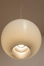 Jednopunktowa mlecznobiała duża (40 cm) lampa sufitowa z tworzywa w kształcie kuli z aluminiowym srebrnym odbłyśnikiem na dole, Philips, Holandia, lata 90. - obrazek 21