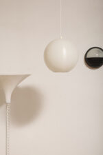 Jednopunktowa mlecznobiała lampa sufitowa z tworzywa w kształcie kuli z aluminiowym srebrnym odbłyśnikiem na dole, Philips, Holandia, lata 90. - obrazek 22