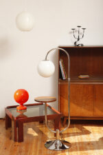 Jednopunktowa chromowana lampa podłogowa z ruchomym ramieniem z regulacją wysokości, fornirowanym w orzechu okrągłym blatem i szklanym kloszem w kształcie kuli, Art Deco/Bauhaus, projekt Robert Slezák z lat 30. XX wieku - obrazek 21