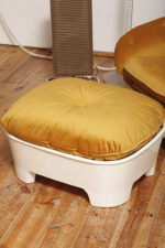 Szeroki fotel z podnóżkiem w stylu Space Age/Mid Century Modern w żółtym welurowym obiciu na białych lekkich cokołach z włókna szklanego, Włochy, lata 60. - obrazek 22