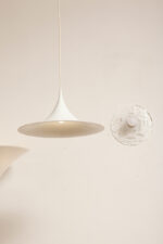 Duża (47 cm) biała metalowa jednopunktowa skandynawska lampa sufitowa/wisząca typu "Kapelusz Wiedźmy", Fog & Mørup, Dania, lata 70. - obrazek 21