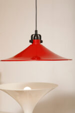 Czerwona metalowa jednopunktowa skandynawska lampa wisząca/sufitowa z czarnym uchwytem nad kloszem i czarną podsufitką, firma Decembre, Finlandia, lata 90. - obrazek 22
