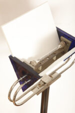 Jednopunktowa lampa połogowa "Triana" z kloszem złożonym z czterech szklanych płytek i z granatowymi półprzepuszczalnymi trójkątnymi uchwytami z tworzywa osadzonym na długim metalowym czarnym ramieniu, Postmodernizm i styl Memphis, projekt Perry King & Santiago Miranda dla Arteluce, Włochy, lata 80. - obrazek 21