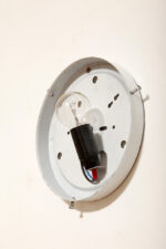 Szklany jednopunktowy okrągły przezroczysto lodowy kinkiet/lampa ścienna "Matrix" z geometrycznym i minimalistycznym wzorem osadzony na metalowej białej obejmie, Niemcy, lata 70. - obrazek 23