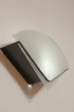 Jednopunktowa lampa ścienna/kinkiet ze szklanym płaskim mlecznobiałym kloszem w kształcie wachlarza osadzonym na metalowej czarnej podstawie, styl Memphis, Włochy, lata 80. - obrazek 23