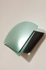 Jednopunktowa lampa ścienna/kinkiet z płaskim zielonym szklanym kloszem w kształcie wachlarza osadzonym na metalowej czarnej podstawie, styl Memphis, Włochy, lata 80. - obrazek 22