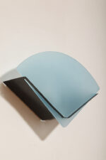 Jednopunktowa lampa ścienna/kinkiet z płaskim niebieskim szklanym kloszem w kształcie wachlarza osadzonym na metalowej czarnej podstawie, styl Memphis, Włochy, lata 80. - obrazek 21