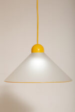 Szklana jednopunktowa lampa sufitowa z mlecznobiałym matowym częściowo reliefowym klosze w kształcie stożka z żółtymi dodatkami i podsufitką, Włochy, lata 80/90. - obrazek 26