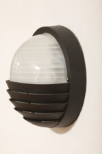 Dwupunktowa okrągła outdoorowa lampa ścienna/kinkiet ze szklanym reliefowym mlecznobiałym kloszem w czarnej w połowie ażurowej oprawie z tworzywa, firma Prisma, Włochy, lata 80/90. - obrazek 23