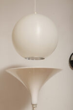 Jednopunktowa mlecznobiała duża (40 cm) lampa sufitowa z tworzywa w kształcie kuli z aluminiowym srebrnym odbłyśnikiem na dole, Philips, Holandia, lata 90. - obrazek 22