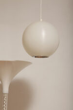 Jednopunktowa mlecznobiała lampa sufitowa z tworzywa w kształcie kuli z aluminiowym srebrnym odbłyśnikiem na dole, Philips, Holandia, lata 90. - obrazek 23