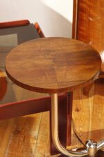 Jednopunktowa chromowana lampa podłogowa z ruchomym ramieniem z regulacją wysokości, fornirowanym w orzechu okrągłym blatem i szklanym kloszem w kształcie kuli, Art Deco/Bauhaus, projekt Robert Slezák z lat 30. XX wieku - obrazek 22